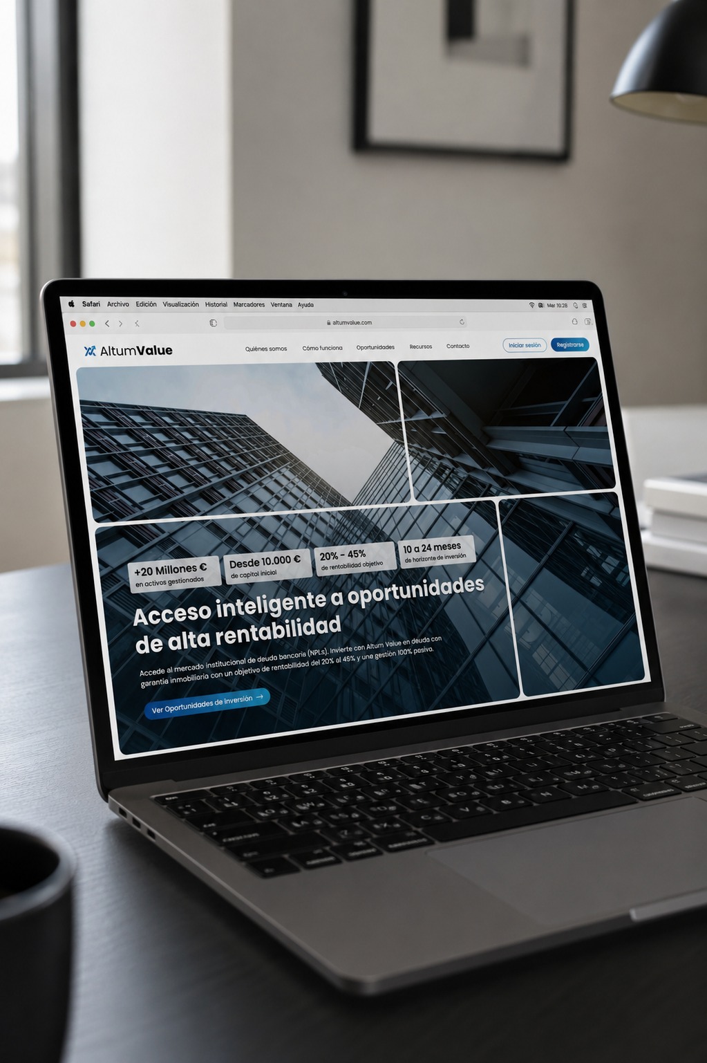 Portátil mostrando la página de inicio de Altum Value con el reclamo «Acceso inteligente a oportunidades de alta rentabilidad»