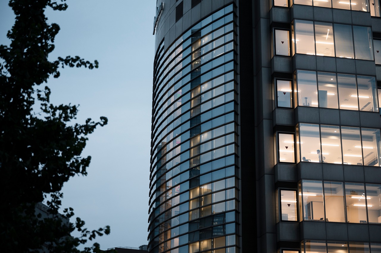 Torre de oficinas acristalada al atardecer