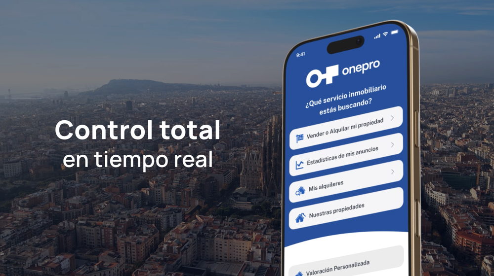 Aplicación móvil con el rótulo «Control total en tiempo real» sobre una vista aérea de la ciudad