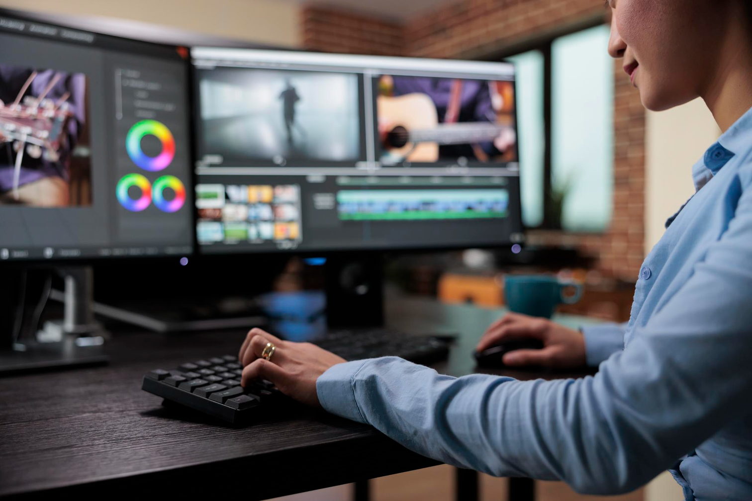 Puesto de edición de vídeo con dos monitores mostrando una línea de tiempo y corrección de color