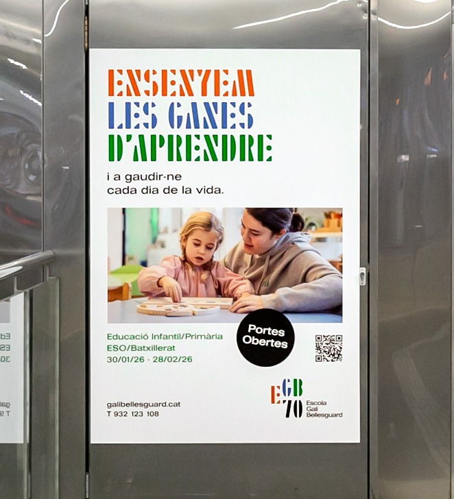 Mupi iluminado con el cartel de la campaña en el vestíbulo de una estación de metro