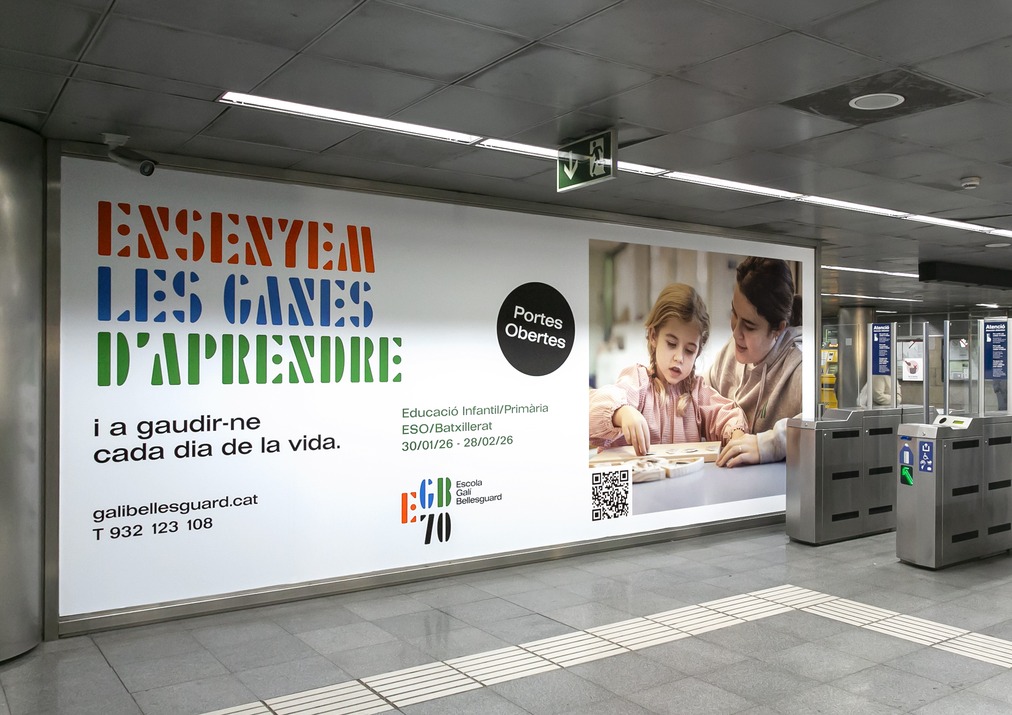 Lona de la campaña sobre los tornos de acceso de una estación de metro