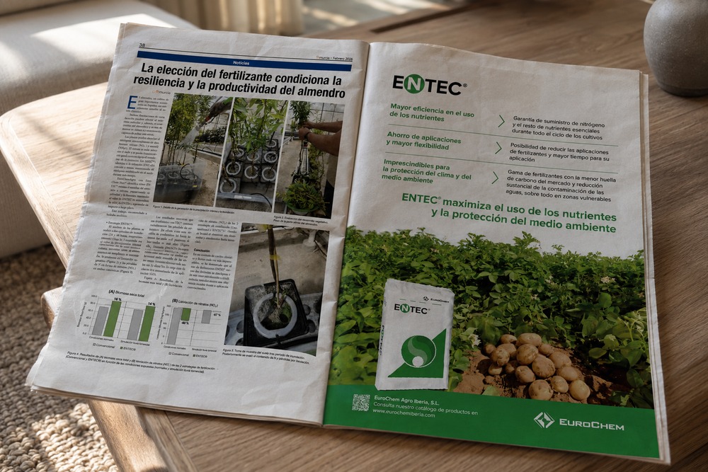 Revista abierta sobre una mesa por el anuncio de ENTEC para el cultivo de patata