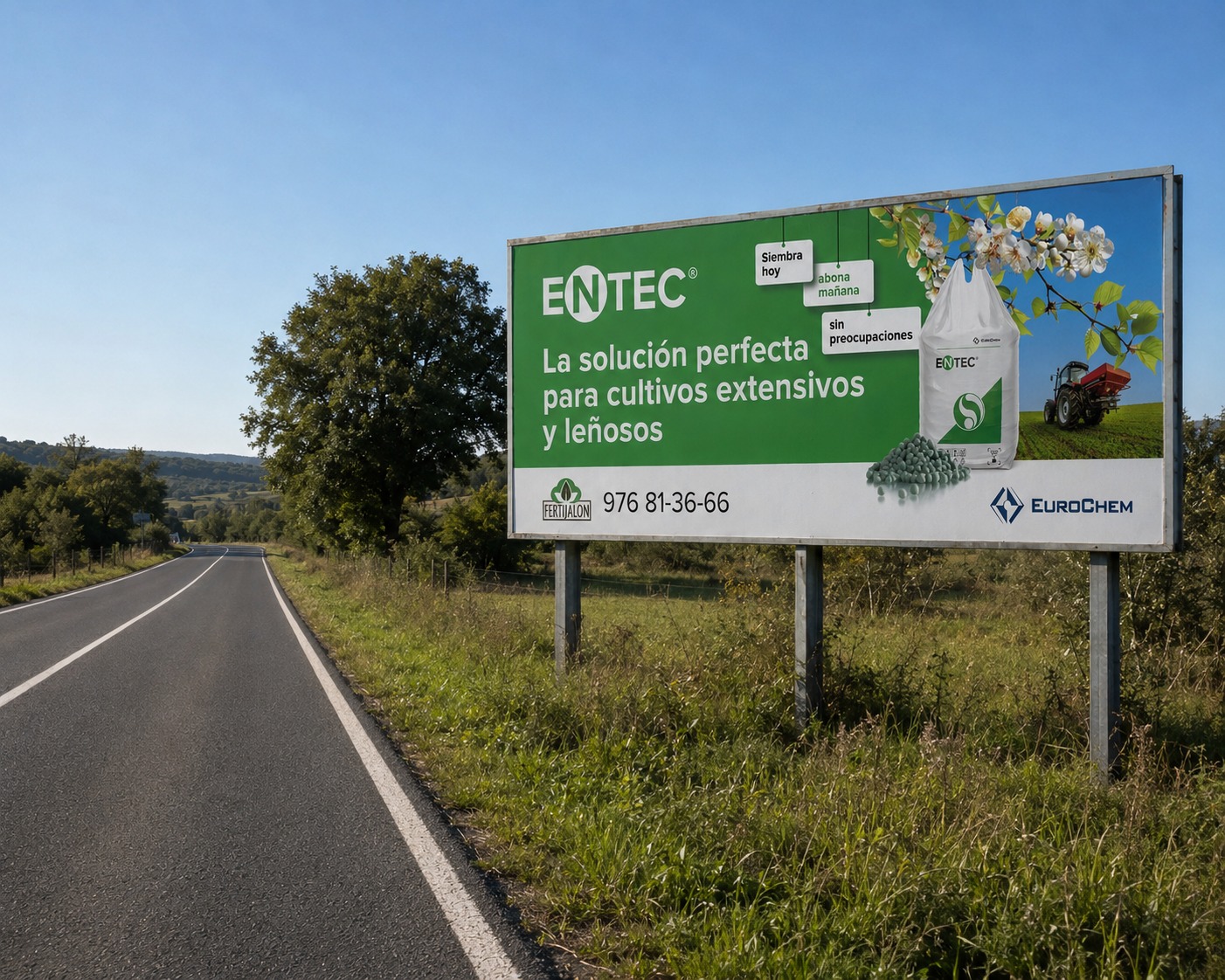 Valla publicitaria de ENTEC junto a una carretera rural