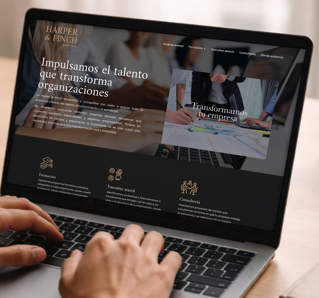 Portátil mostrando la página de inicio de Harper & Finch con el reclamo «Impulsamos el talento que transforma organizaciones»