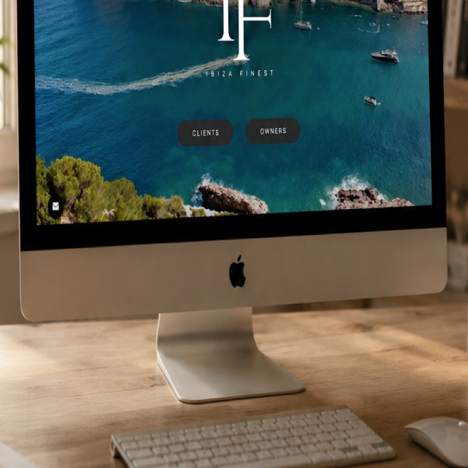 Ordenador de sobremesa sobre un escritorio con la portada de la web de Ibiza Finest