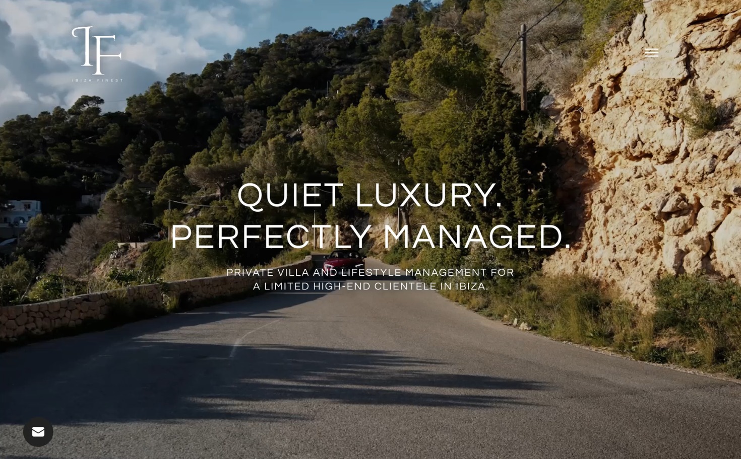 Fotograma del vídeo de portada de la web: una carretera de montaña con el reclamo «Quiet luxury. Perfectly managed.»