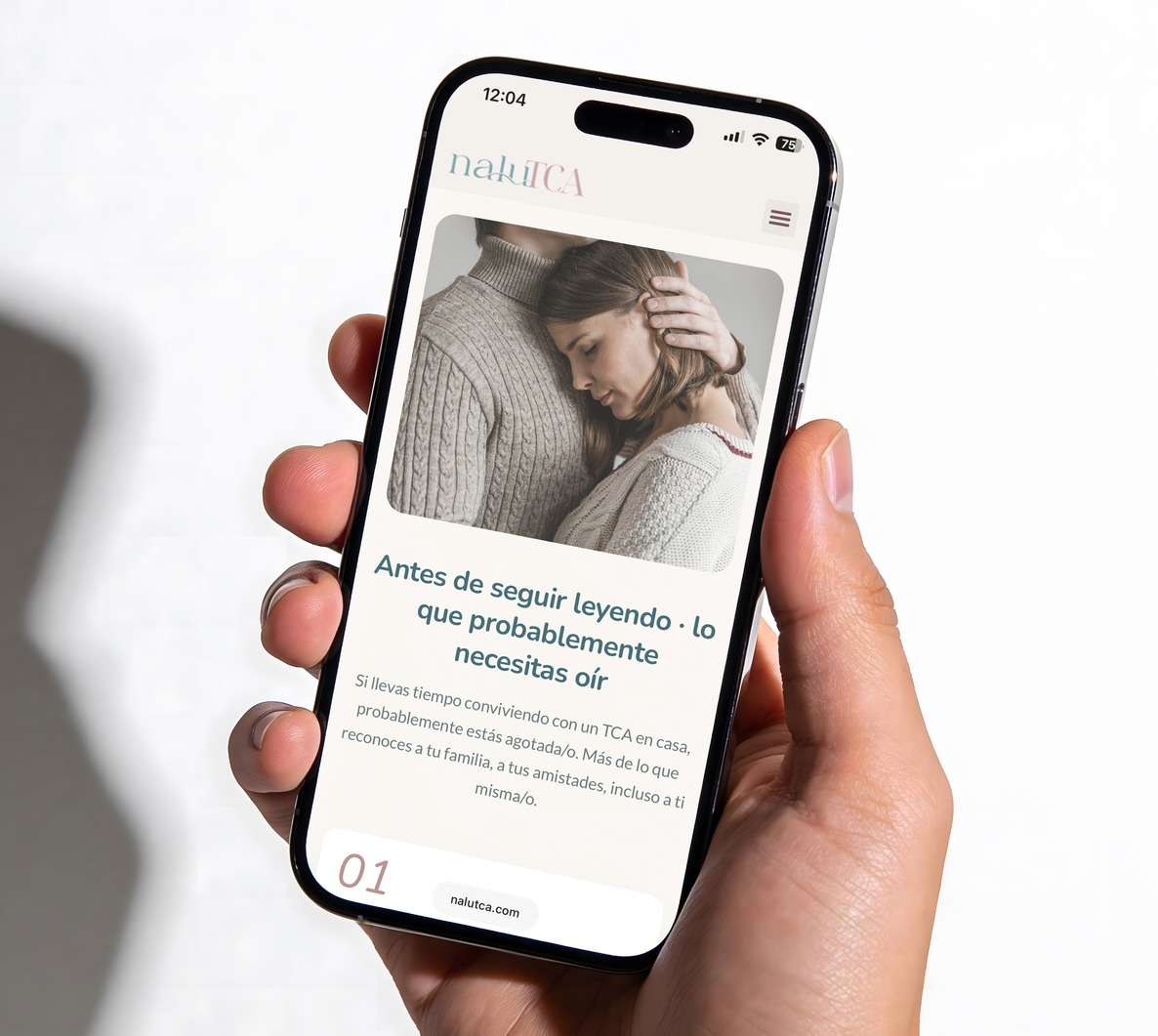 Una mano sostiene un móvil con un artículo del blog de NaluTCA